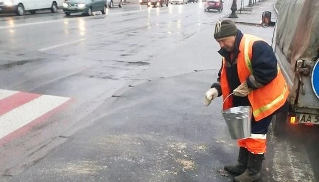 Столичні комунальники готуються зустріти перший сніг