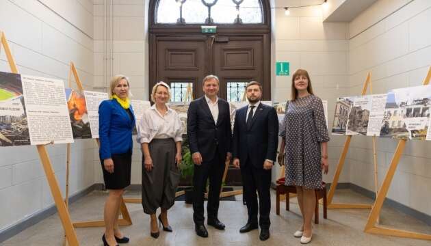 У Ризі відкрилася фотовиставка «Листівки з України» про зруйновані агресором культурні об’єкти