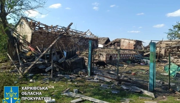 Росія завдала авіаудару по селу на Харківщині, двох поранених дістали з-під завалів