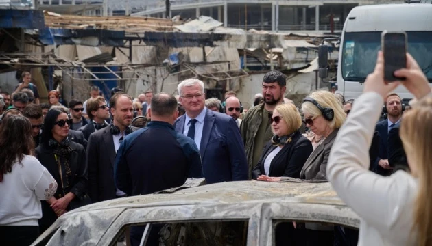 Іноземні дипломати відвідали місця російських ударів у Києві