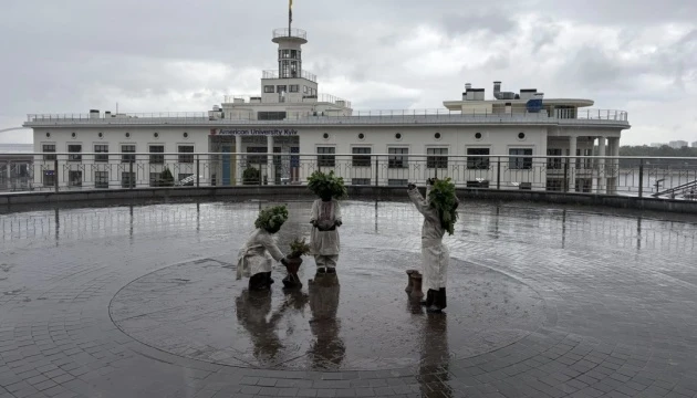 Скульптури малюків-засновників Києва переодягли у трипільське вбрання