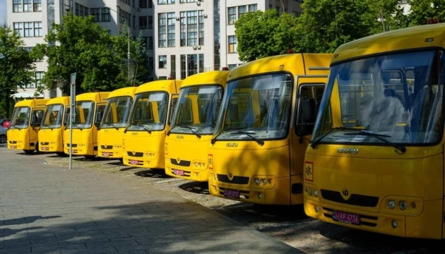 Громади Харківщини отримали вісім інклюзивних шкільних автобусів