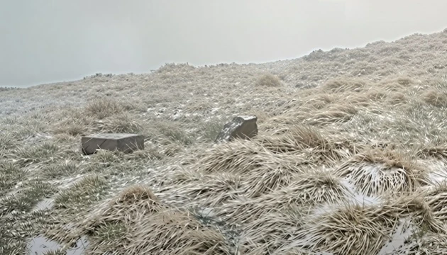 У Карпатах 1° морозу і йде сніг