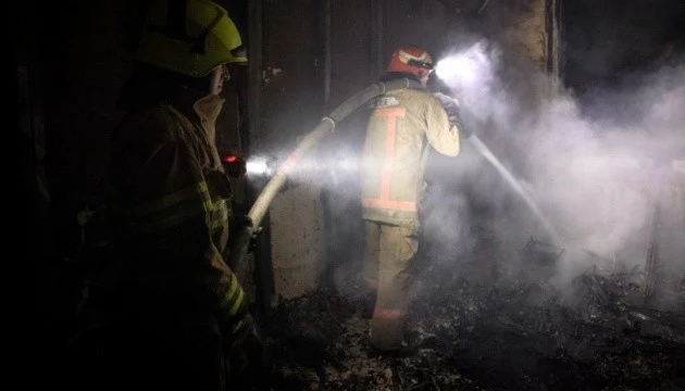 У Полтаві вночі після ворожого удару горіла адмінбудівля