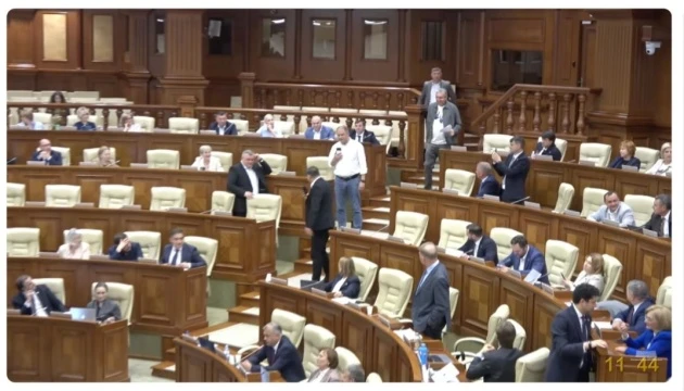 Мера Кишинева з сесійної зали парламенту вивели силою
