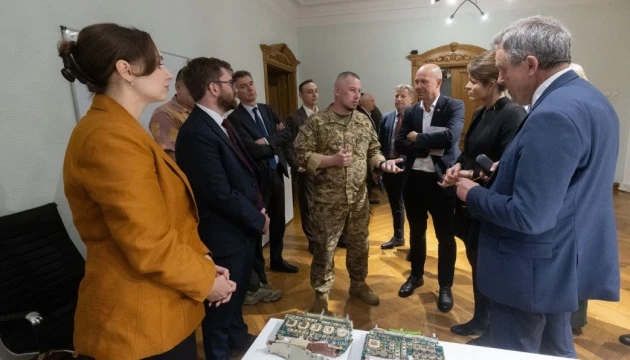 Європейським послам показали іноземні компоненти з ракет і дронів, якими РФ била по Україні 24 травня