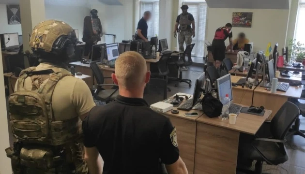На потреби ЗСУ передали комп’ютерну техніку, вилучену у київського кол-центру