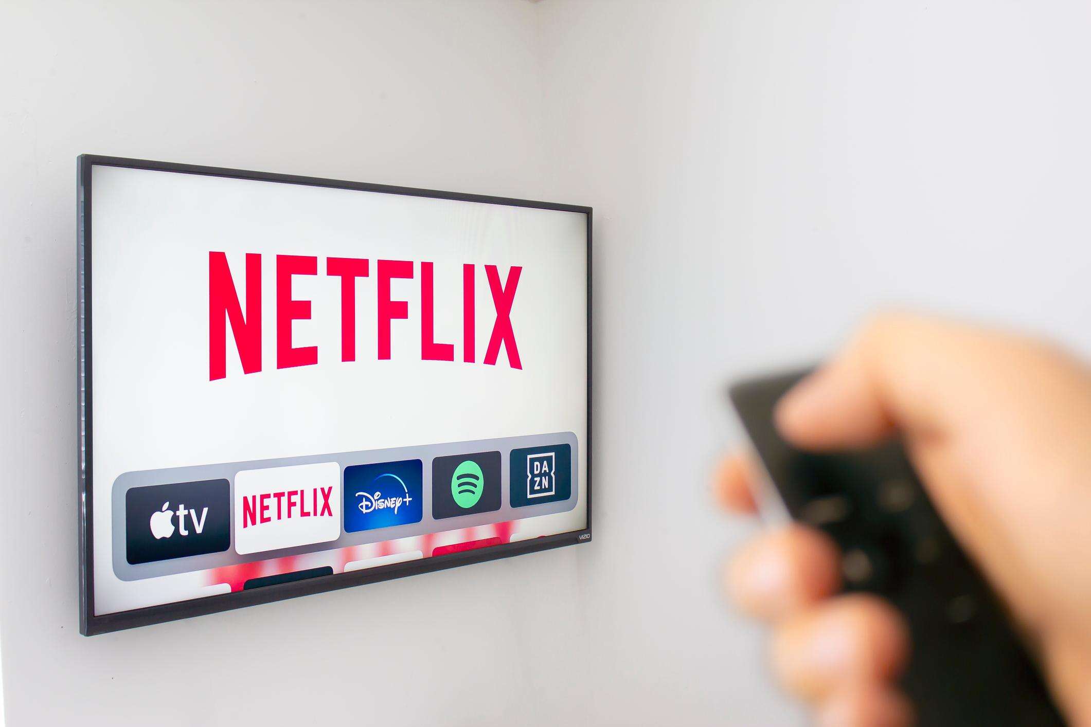 Netflix, arriva la stretta sugli account condivisi. “Abbonamento solo per uso domestico”