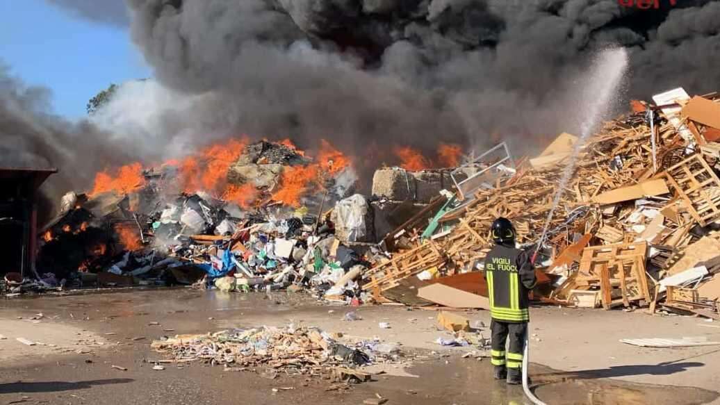 L’Italia brucia ancora Incendi nelle discariche Ora è allarme diossina