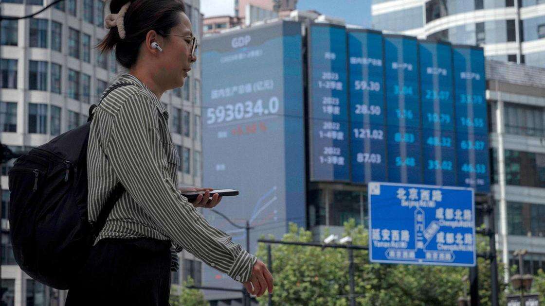 Borsa Hong Kong chiude a -2,05% con le tensioni sull'immobiliare