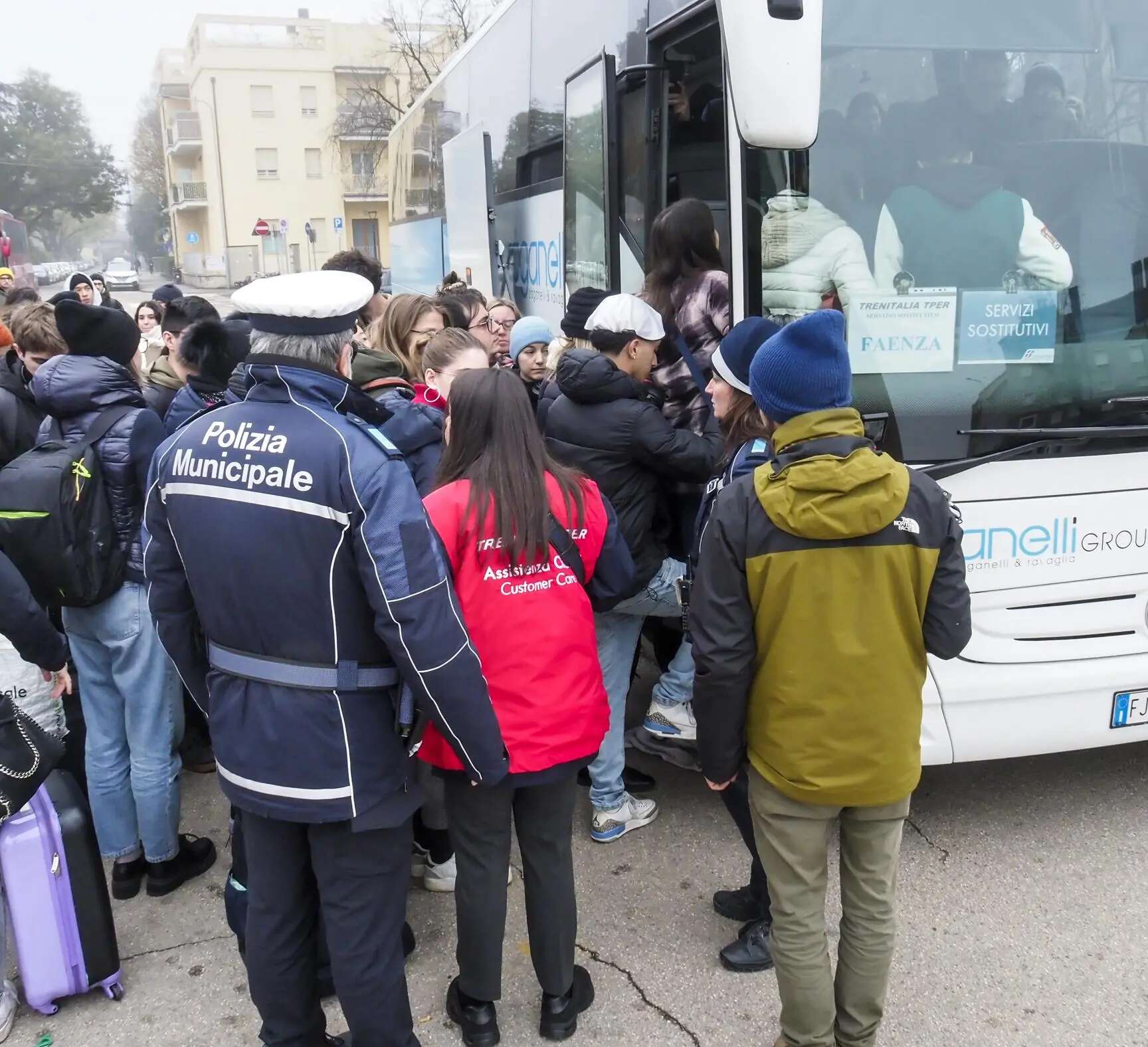 Il tamponamento fra i due treni . Fermi al semaforo poi lo schianto. Il Frecciarossa slittato all’indietro