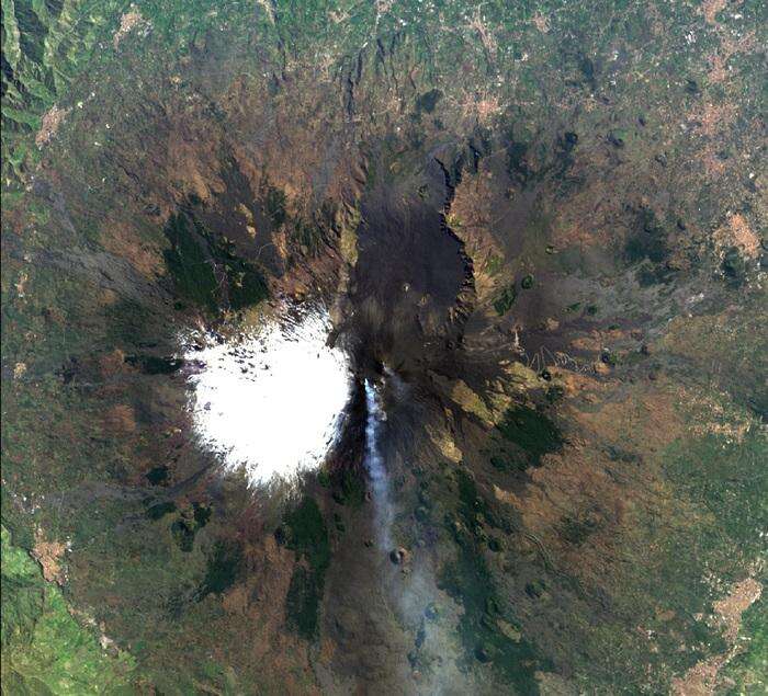 Etna, allerta rossa eruzione: “Attività esplosiva in corso”