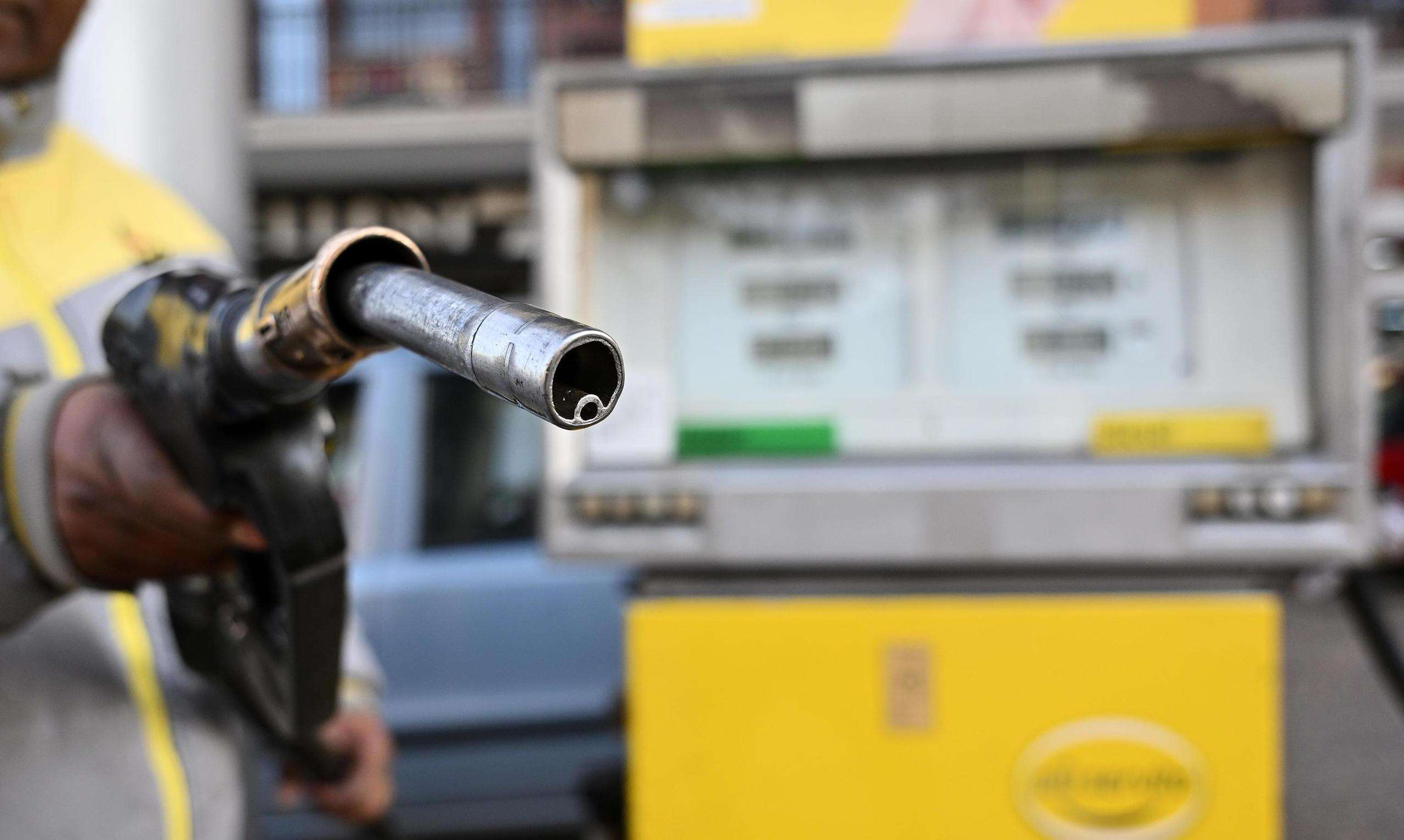 Ancora aumenti per la benzina, al self a 1,853 euro al litro