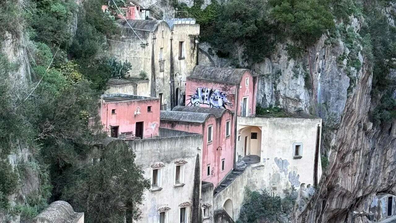 I due miti del cinema. Sfregio a Magnani-Rossellini. Un graffito sul nido d’amore