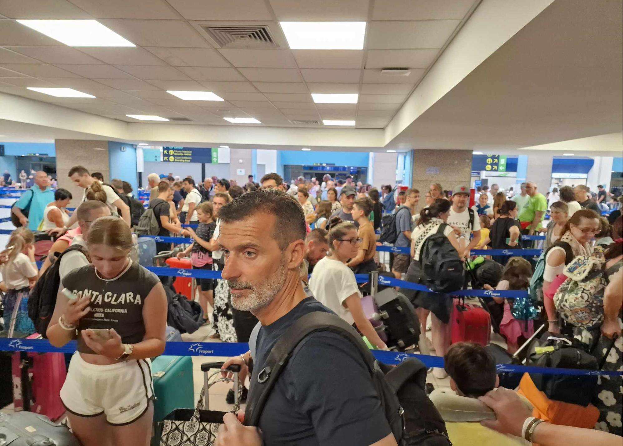 Inferno sulle isole Dopo Rodi brucia Corfù Migliaia di turisti bloccati negli aeroporti