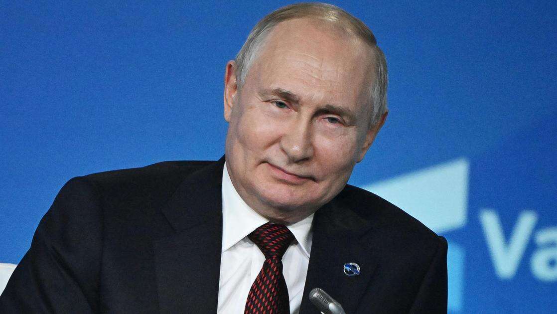 Putin e la guerra ibrida contro l’Italia. Allarme degli 007: occhio alle elezioni