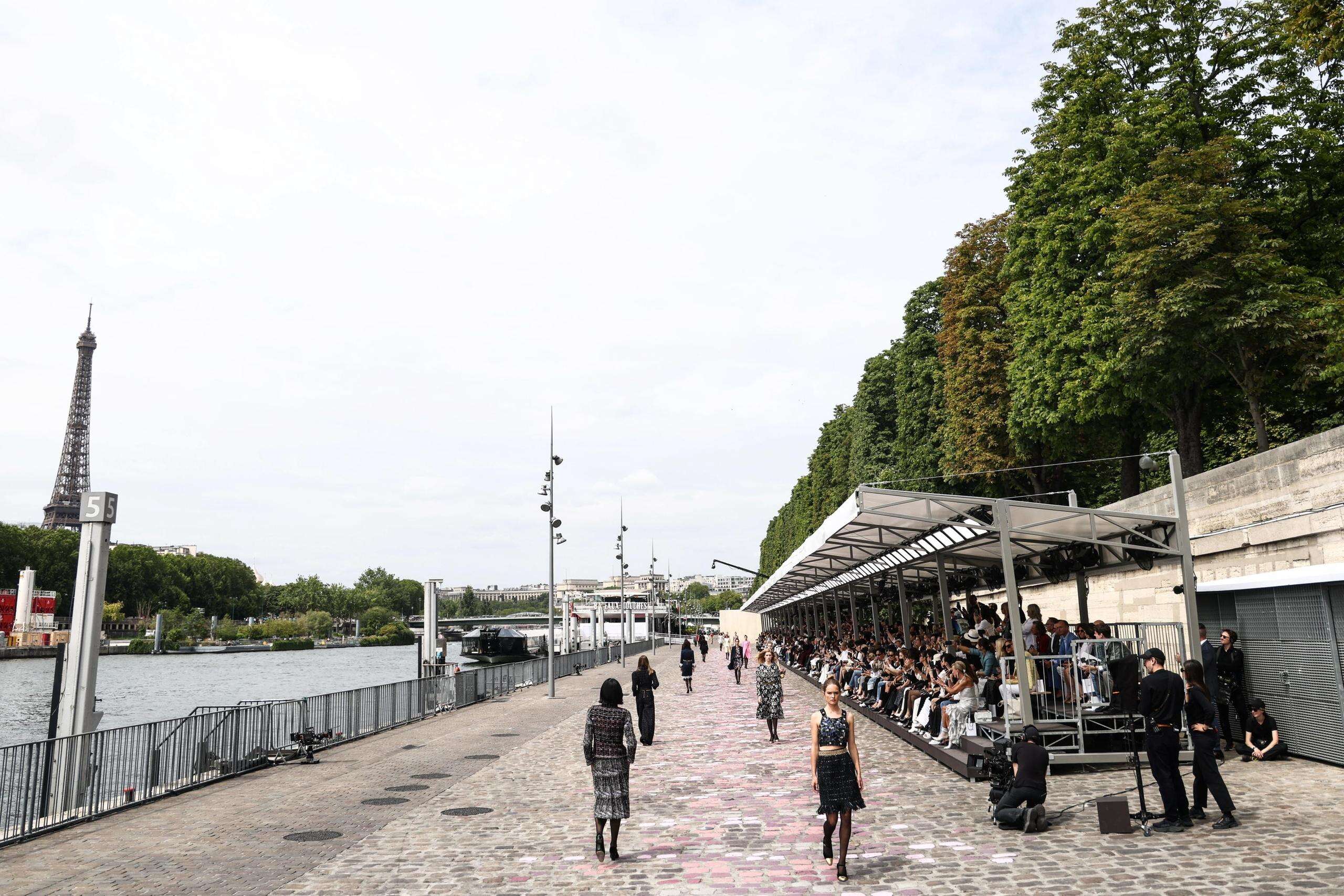 Parigi, Chanel sfila lungo la Senna. L’alta moda bella e possibile di Virginie Viard