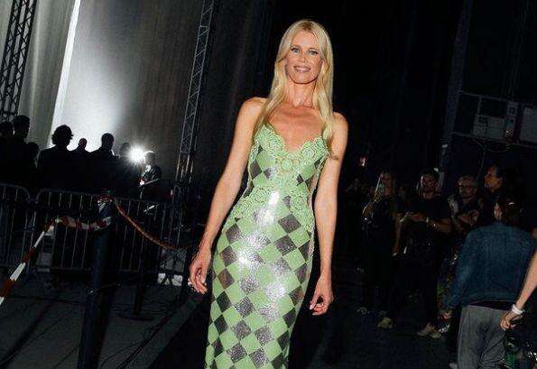 Versace, in passerella sfila una splendida Claudia Schiffer