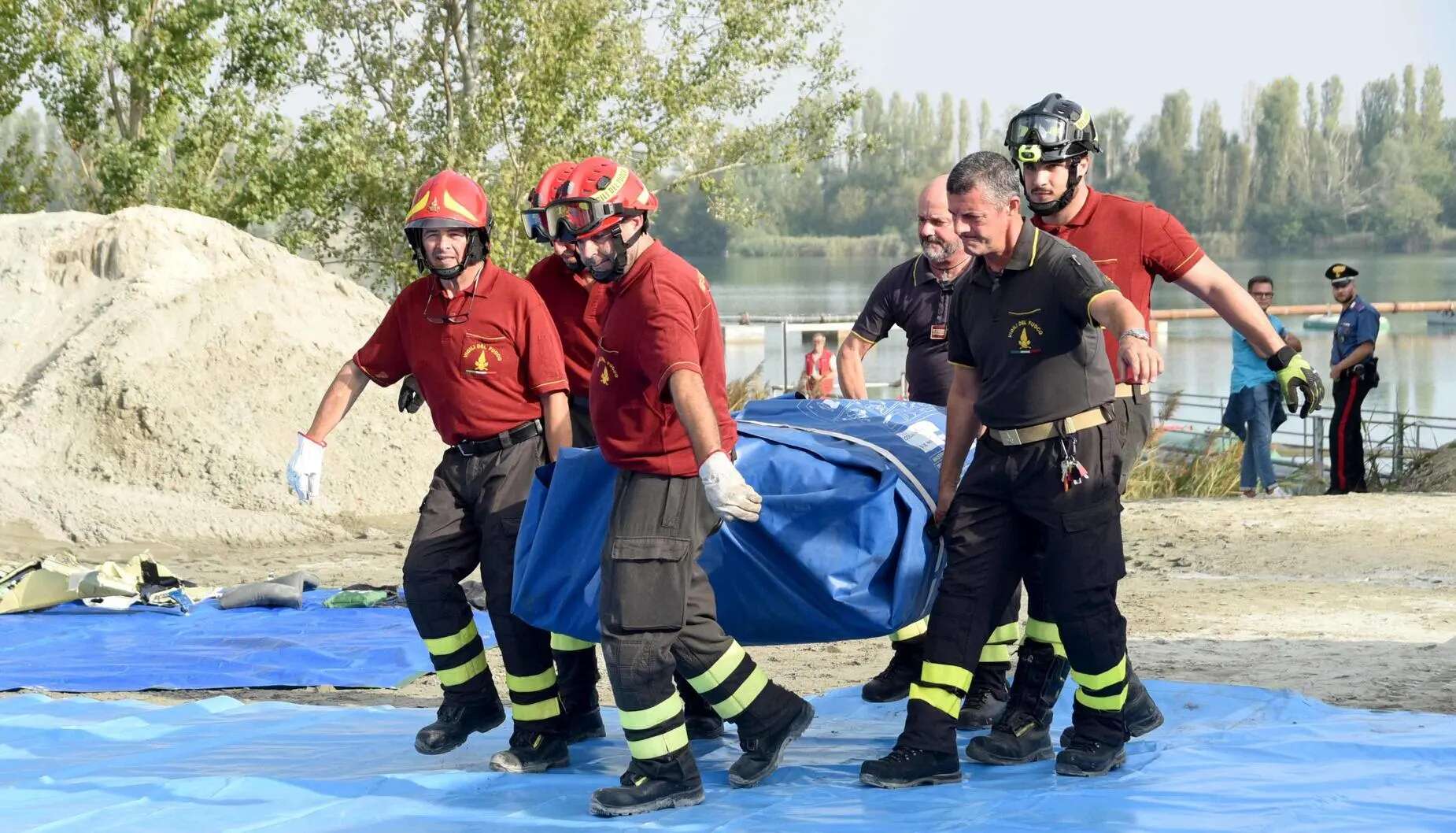 Elicottero esplode in volo e cade nel lago. Due dispersi, ricerche con i sommozzatori