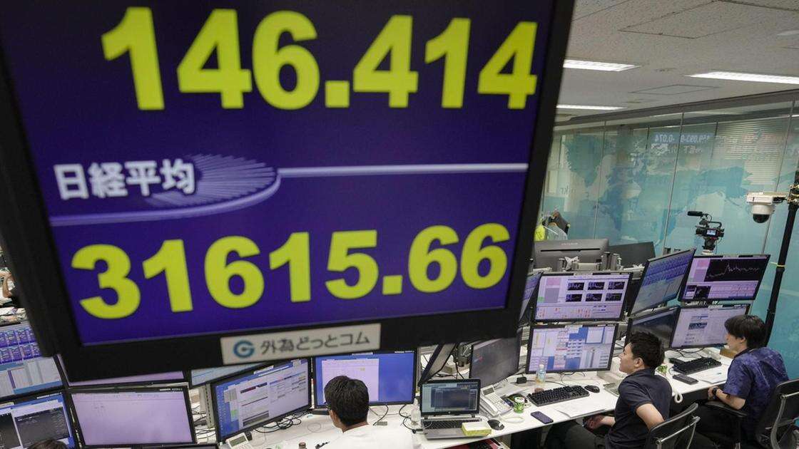 Borsa Asia, Wall Street in rosso, Pil Giapponese in calo