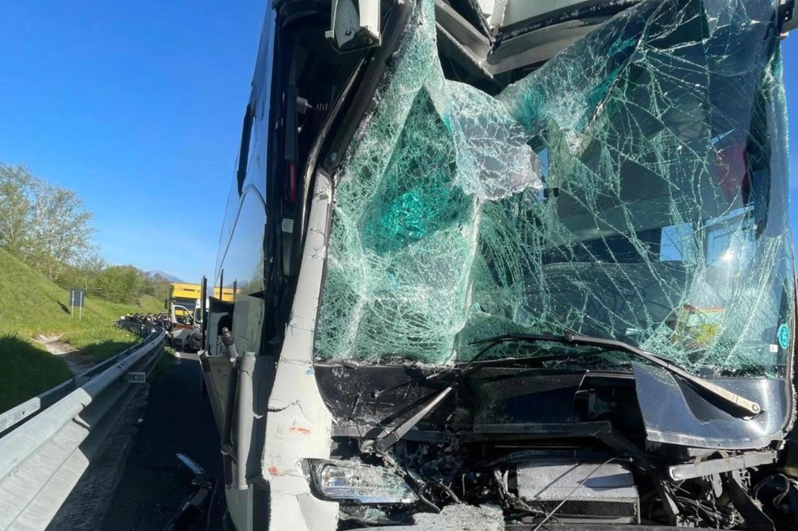 Paura sull’A1: incidente tra un tir e un pullman con 30 bambini in gita scolastica