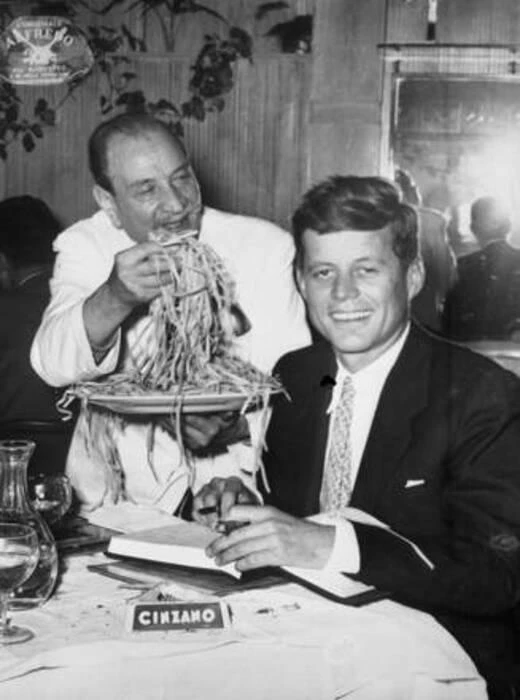 Trump e Kennedy, gemelli diversi: “Vendiamo più armi agli italiani”