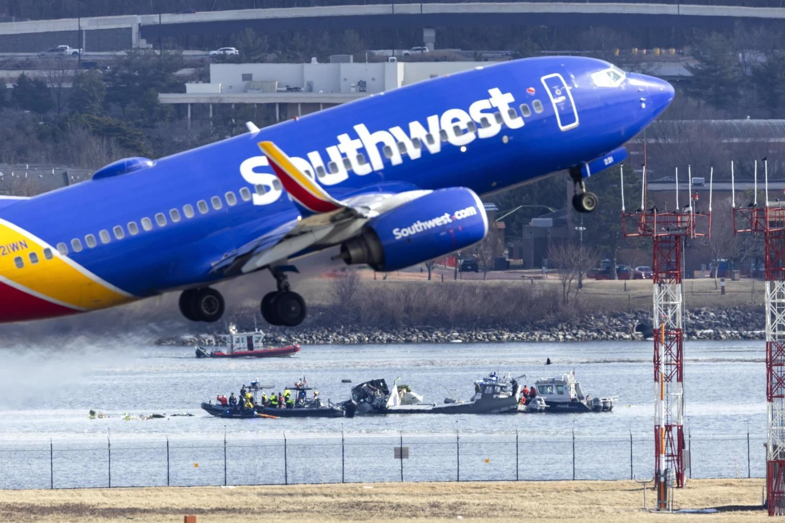 Usa, collisione sfiorata tra aereo di linea e un caccia. È la seconda volta in pochi giorni: cosa sta succedendo nei cieli Usa?
