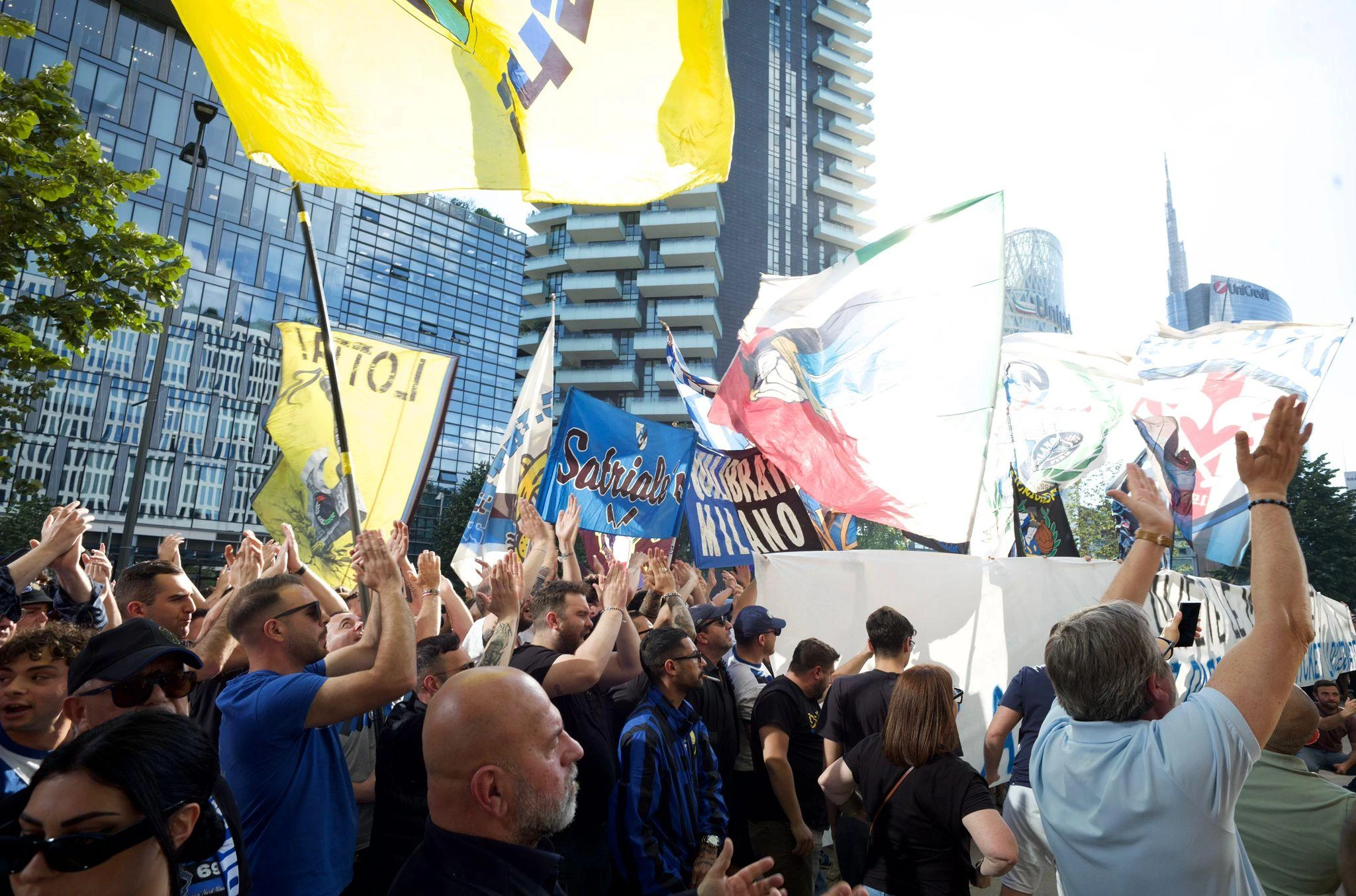 Biglietti finale Champions League, scatta la protesta degli ultras sotto la sede dell’Inter: striscioni contro la dirigenza