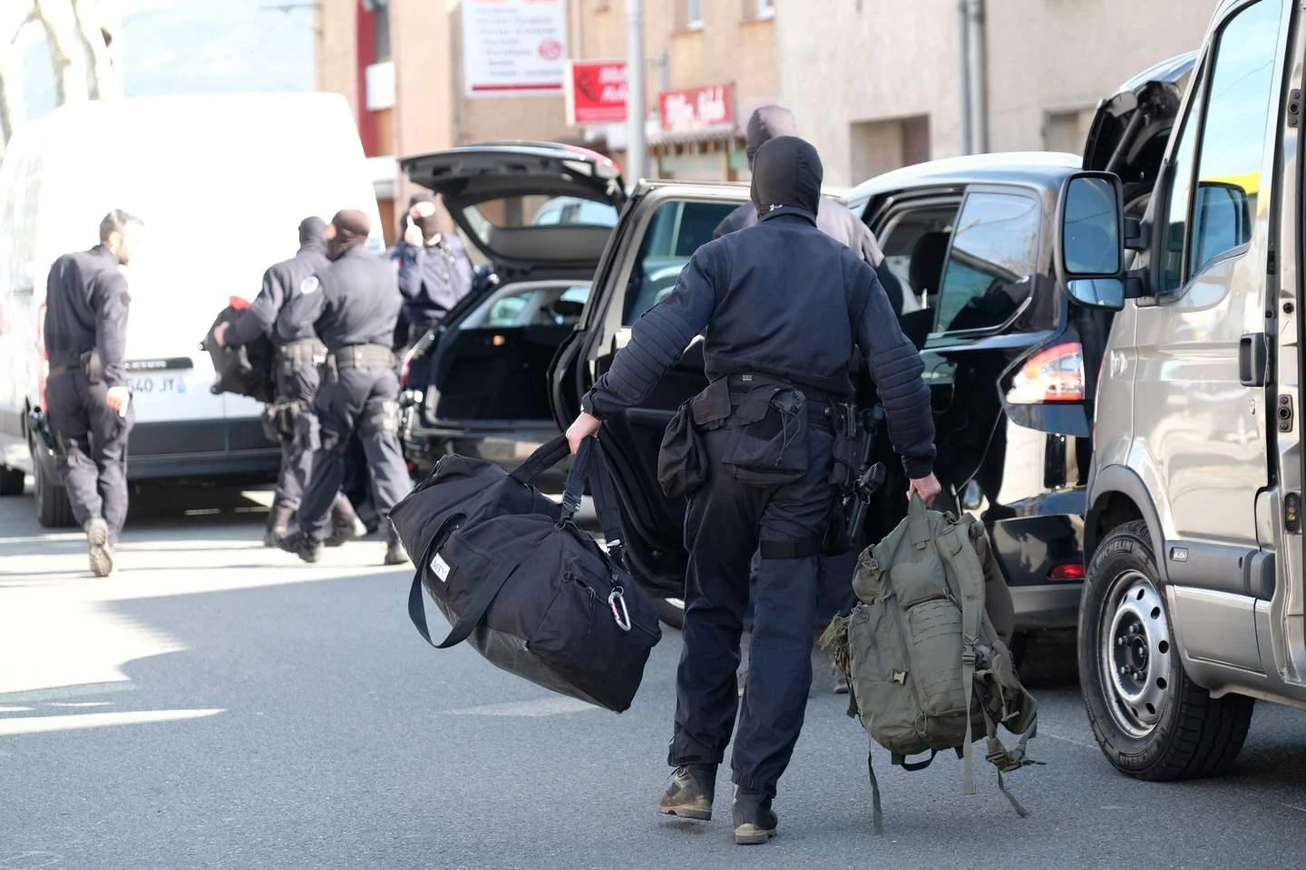 Al grido di “Allah è grande” uomo armato di coltello aggredisce e ferisce diversi passanti a Marsiglia. Ucciso dalla polizia