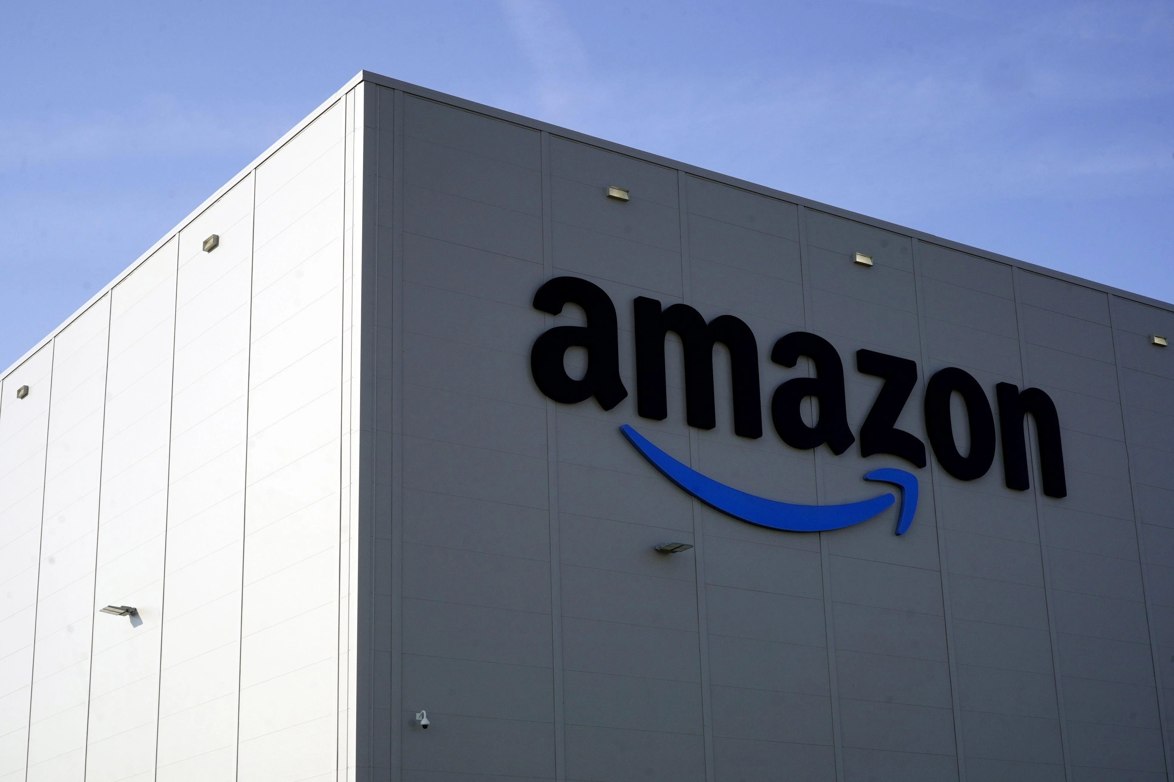 Si dà fuoco davanti allo stabilimento Amazon, il gesto disperato a Torrazza Piemonte