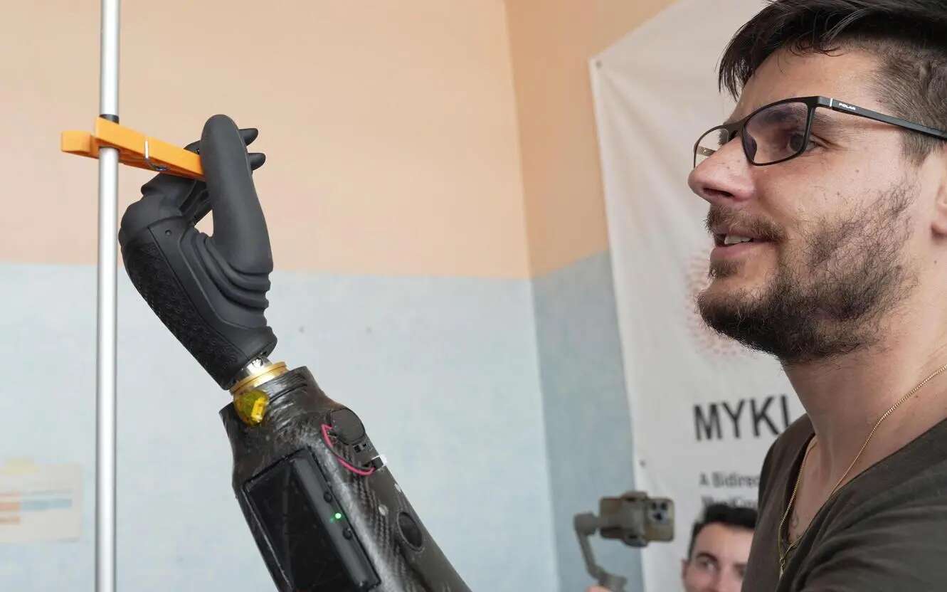 Prima mano robotica a controllo magnetico. L’invenzione nata a Pisa