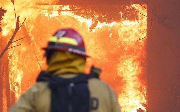 Perché Los Angeles brucia e gli incendi non vengono domati. In campo Vigili del Fuoco, Guardia Nazionale e detenuti