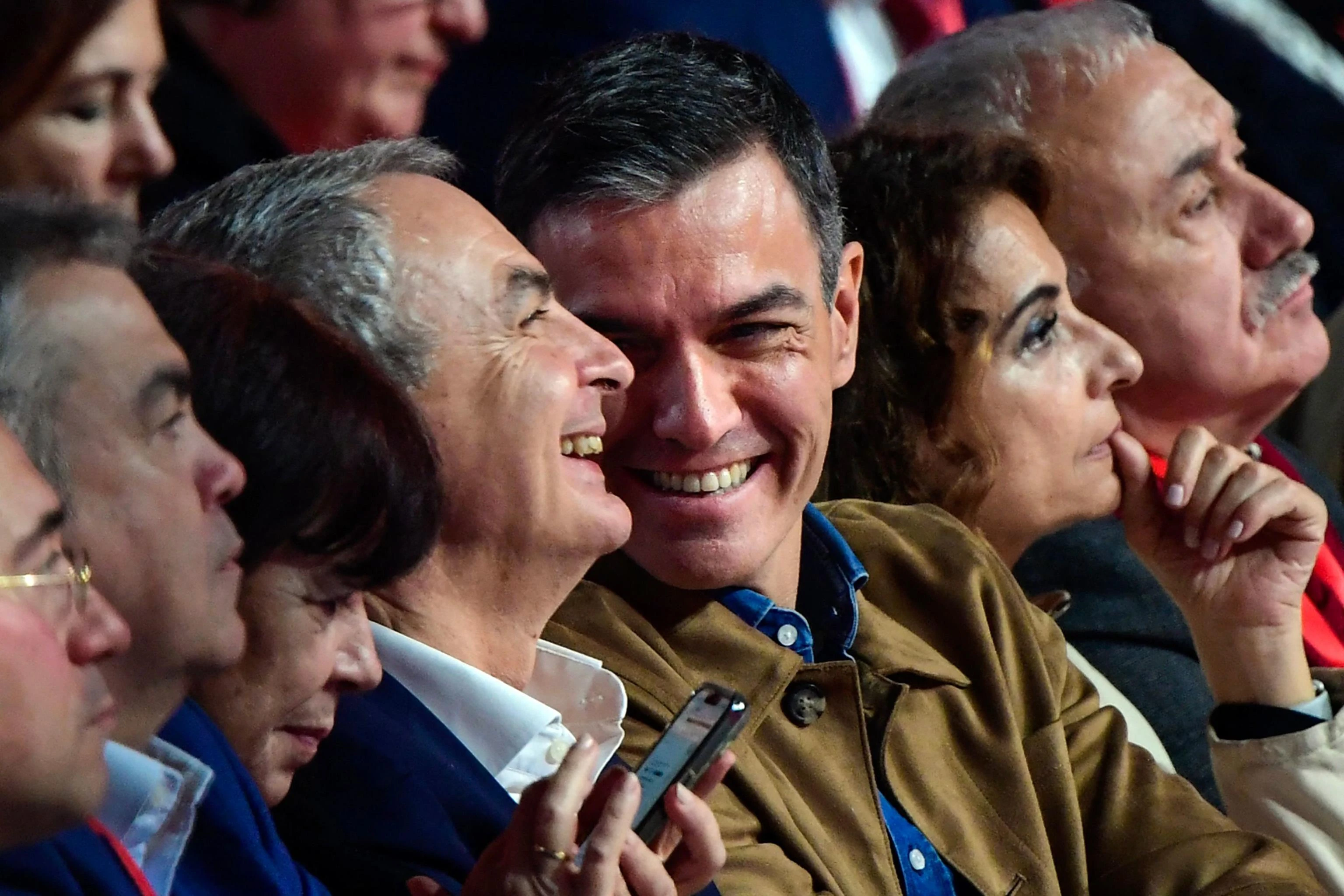 Zapatero, il ‘santo laico’ della sinistra che rischia di affondare il ‘delfino’ Pedro Sanchez: la parabola dell’uomo che non voleva (solo) essere leader