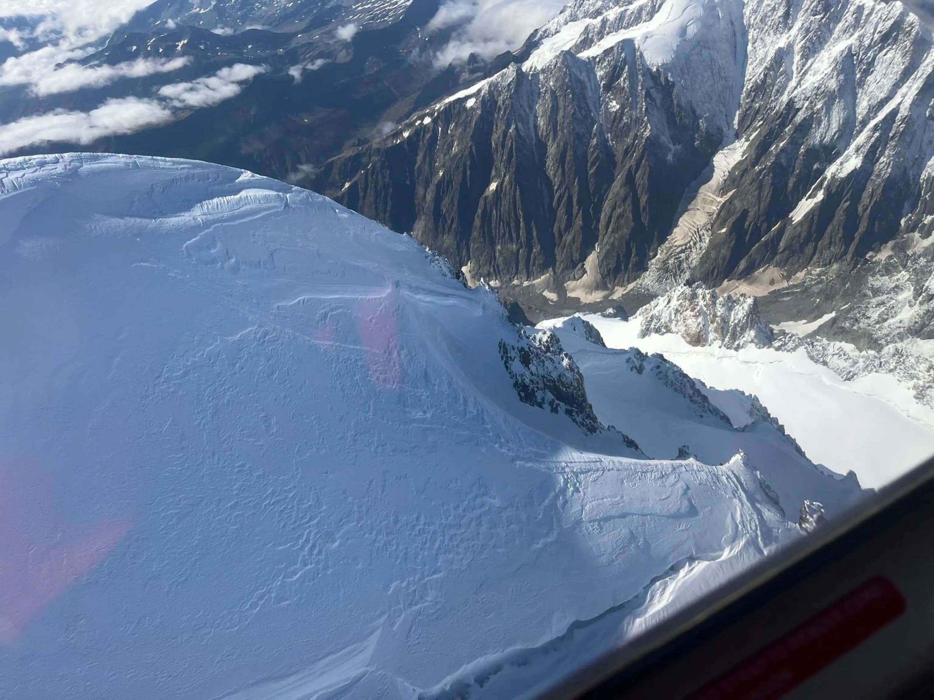 Trovati morti i due alpinisti italiani dispersi sul Monte Bianco: le vittime sono Alessandro Galimberti e Sara Stefanelli