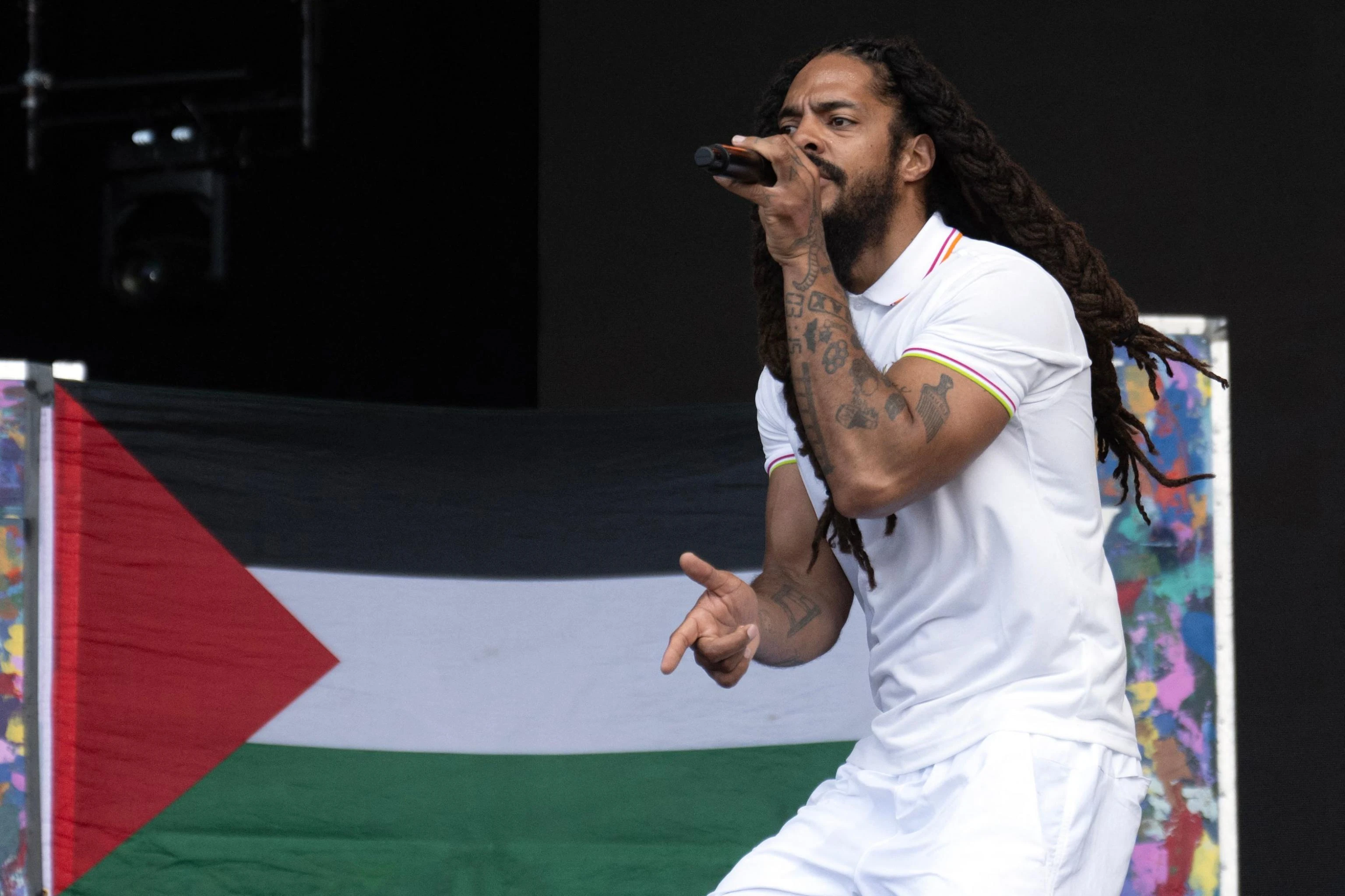 Glastonbury e il caso Bob Vylan: cosa è successo e cosa rischia il duo punk che ha intonato cori contro l’Idf?