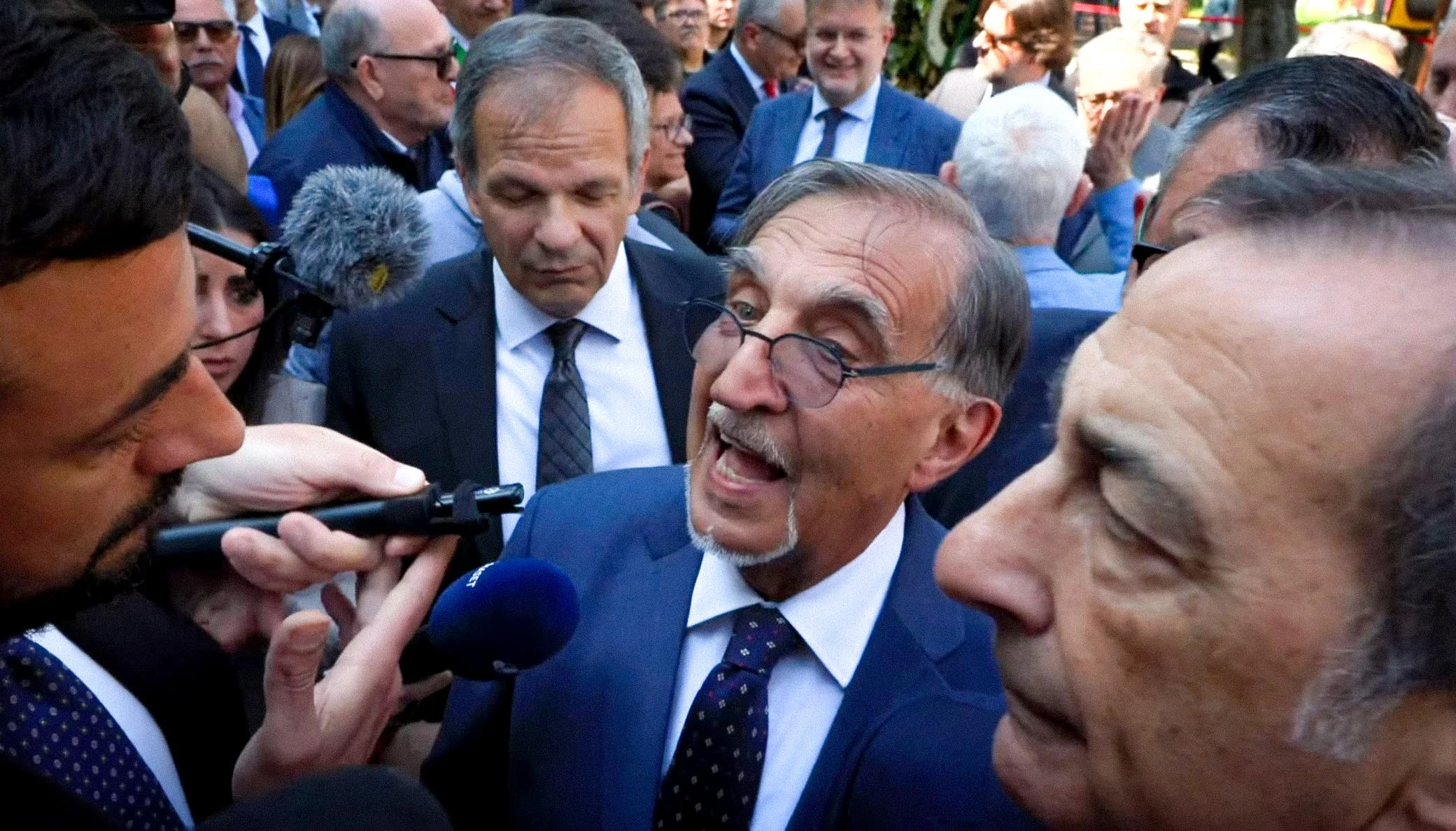 La Russa si infuria coi giornalisti alla cerimonia per Sergio Ramelli a Milano, il video: “Non voglio parlare dei saluti romani”