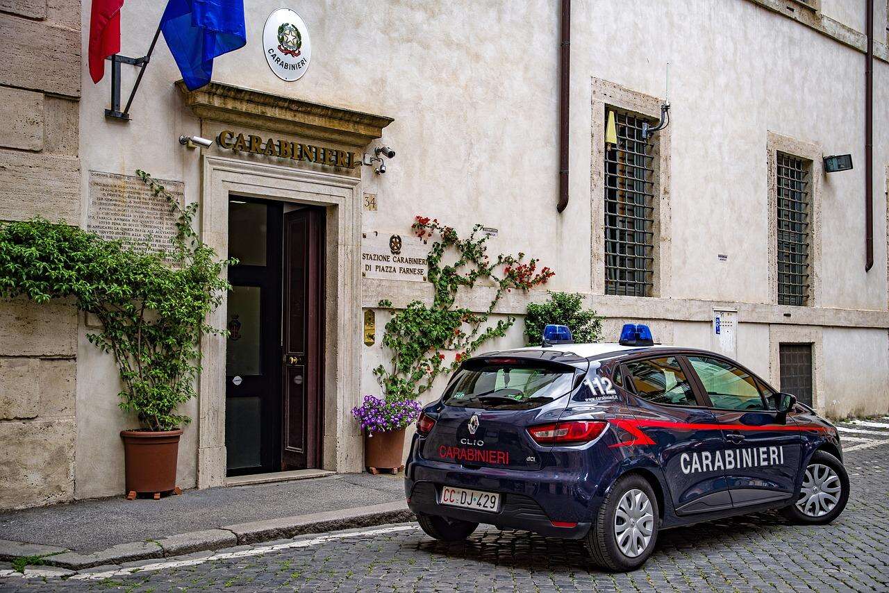 Miracolo di Natale nel Napoletano: 16enne vuole gettarsi sotto il treno, salvata al telefono dal carabiniere