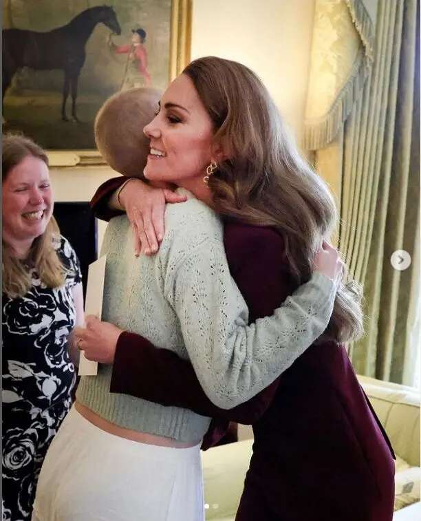 Kate Middleton incontra una giovane fotografa malata di cancro. Il graduale ritorno al lavoro della principessa