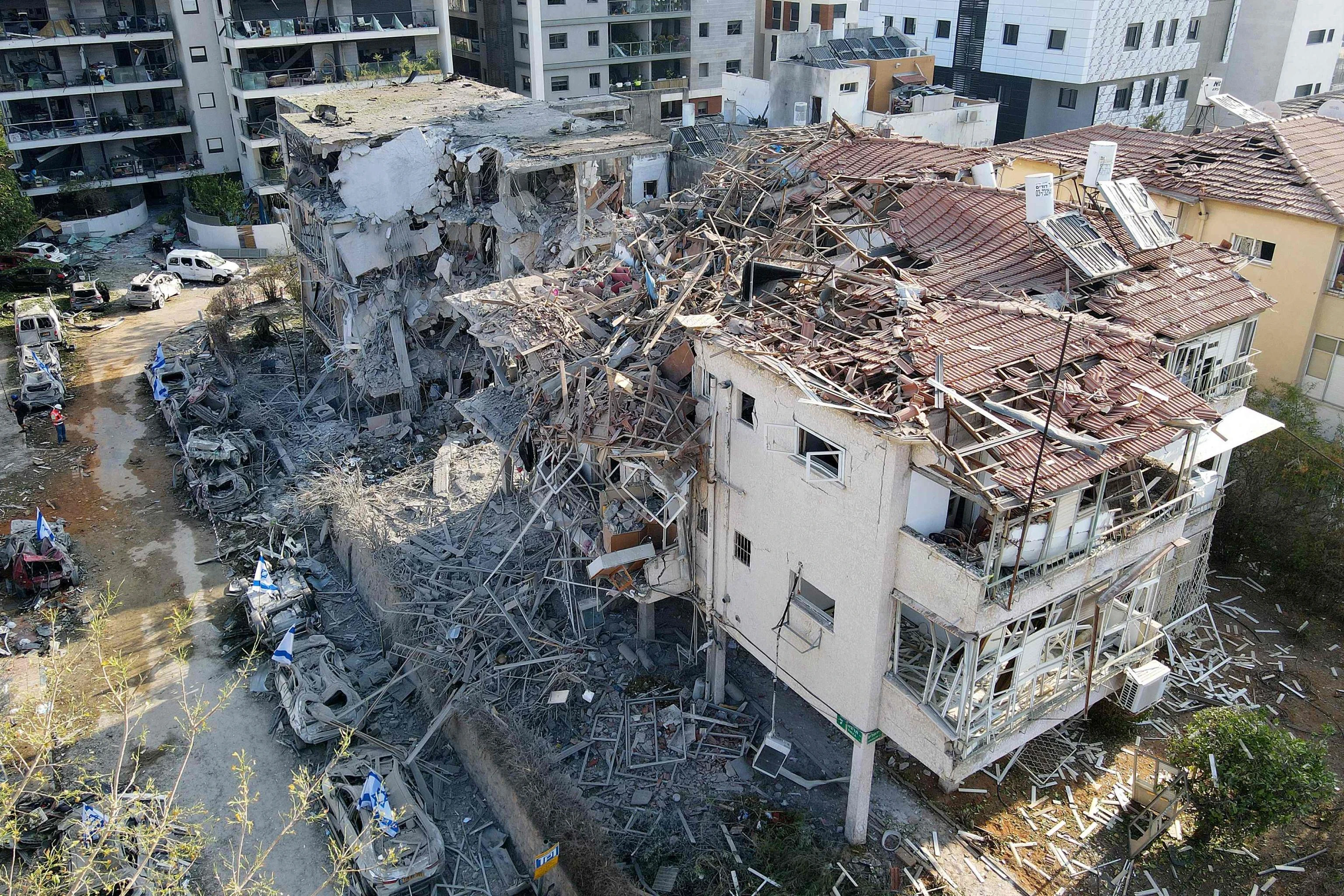 Tel Aviv sotto le bombe. Strade deserte e sirene. Chiuse anche le sinagoghe