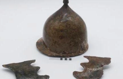 Un elmo della prima guerra punica riemerge dai fondali delle Isole Egadi. “Uno dei più belli e completi mai recuperati”