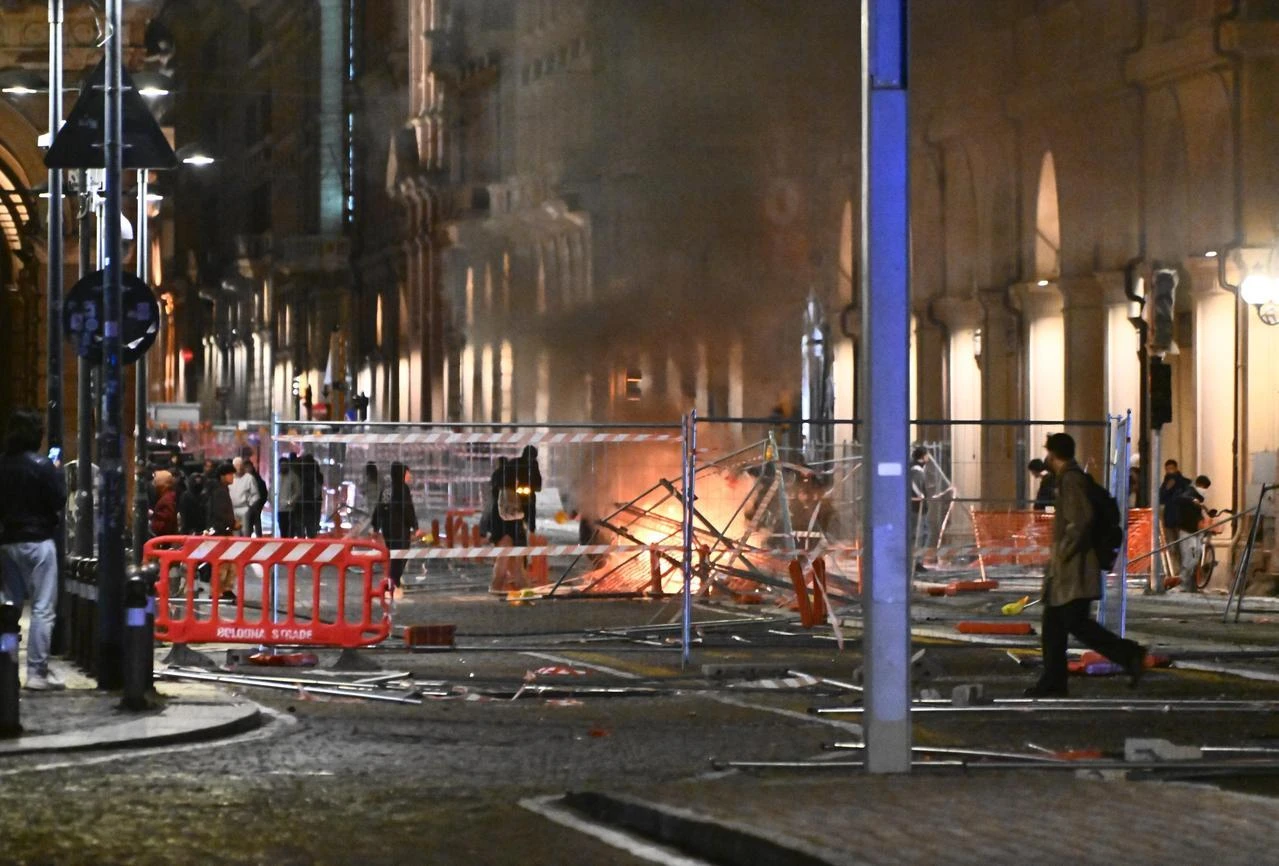 Dall’odio politico alla guerriglia nelle città: perché non dobbiamo abituarci a stazioni e autostrade occupate e università intolleranti