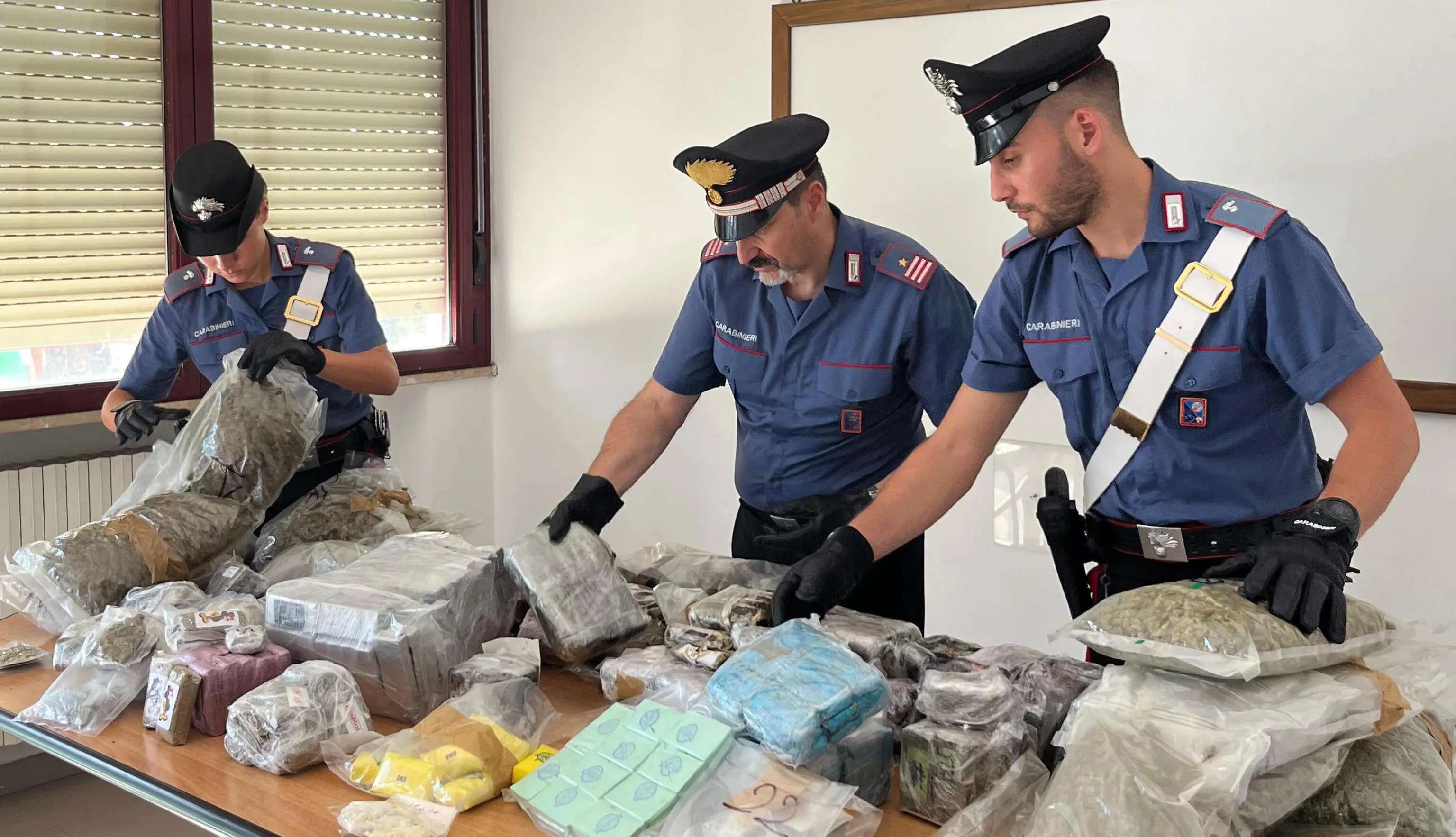 Droga, a Napoli l’immagine del sacro cuore di Gesù sui panetti di coca. Roma, sequestrata una tonnellata di hashish