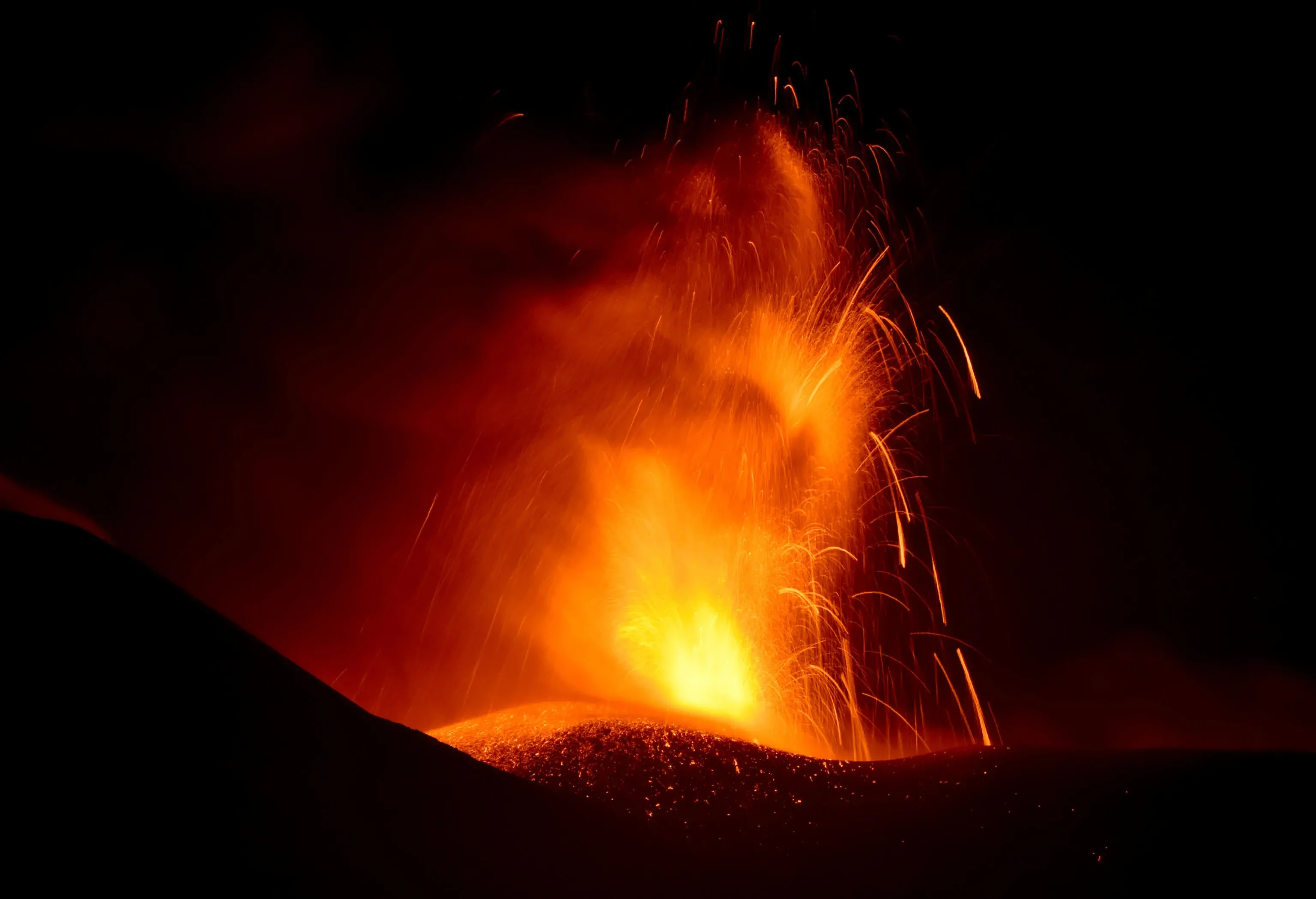 L’Etna erutta di nuovo. La cenere raggiunge quota 6000 metri. L’Ingv monitora la situazione
