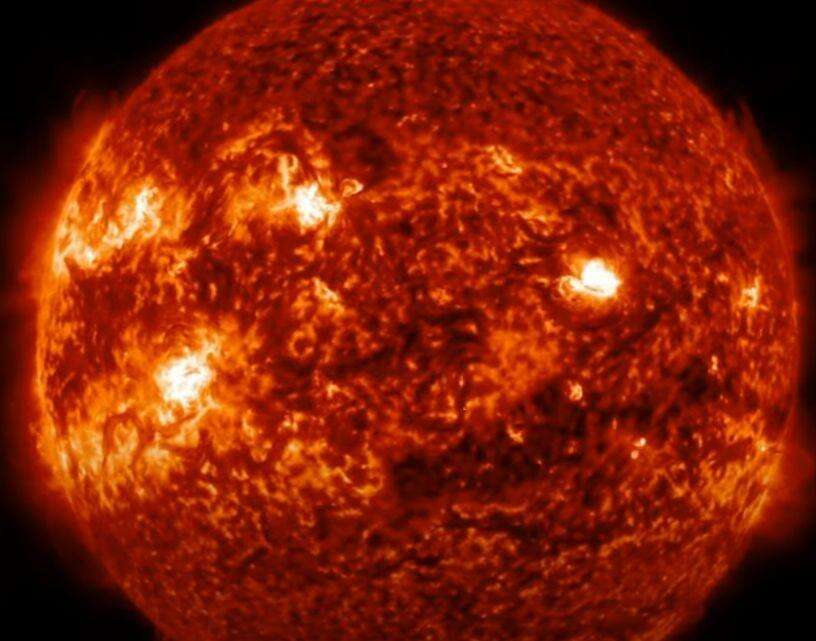 Allarme per una macchia solare: in 24 ore è diventata due volte la Terra. Rischio tempeste geomagnetiche fino al temuto Evento di Carrington