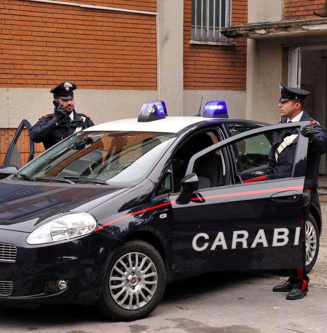 Roma, 12enne accoltella compagno nel cortile della scuola e fugge. Poi chiama i carabinieri