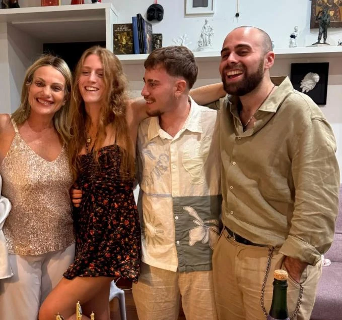 Addio a Lorenza Licenziati, conduttrice tv e volto gentile di Napoli. Il dolore dei figli: “Se ne è andata stretta a noi”