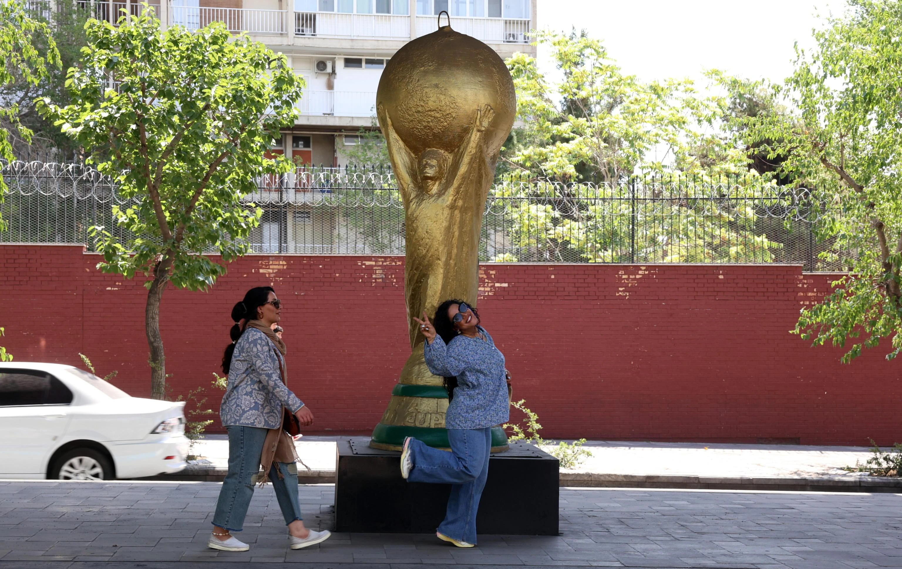 Gli iraniani traditi: “Prima spinti a insorgere Ora soli tra bombe e regime”