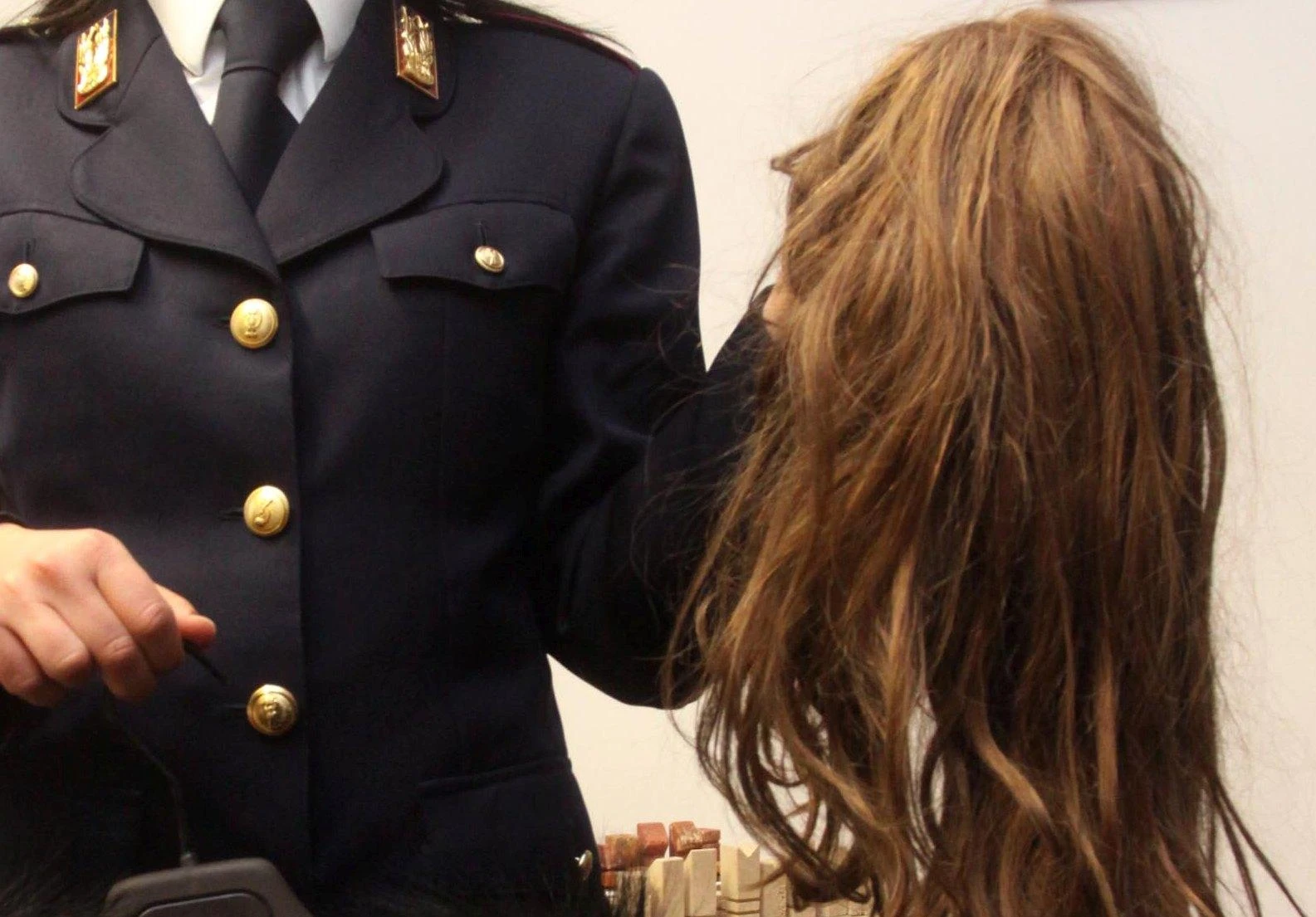 Sfugge all’arresto due volte. Ma cappellino e parrucchino non bastano più: latitante in manette all’ippodromo di Aversa