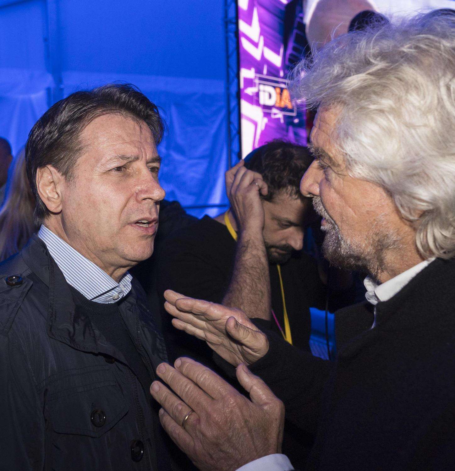 Il duello infinito. Grillo vuole rivotare. Conte: 