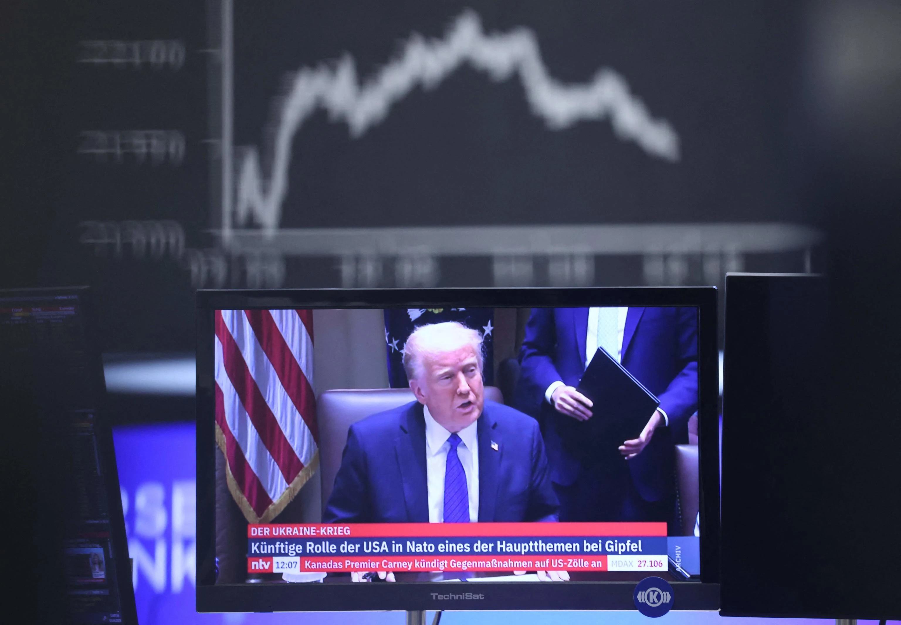 Trump vuole spegnere le tv ostili: “Bisognerebbe ritirare le licenze”. Nel mirino Abc e Nbc. “Agli americani piacerebbe un dittatore. Ma io non lo sono”